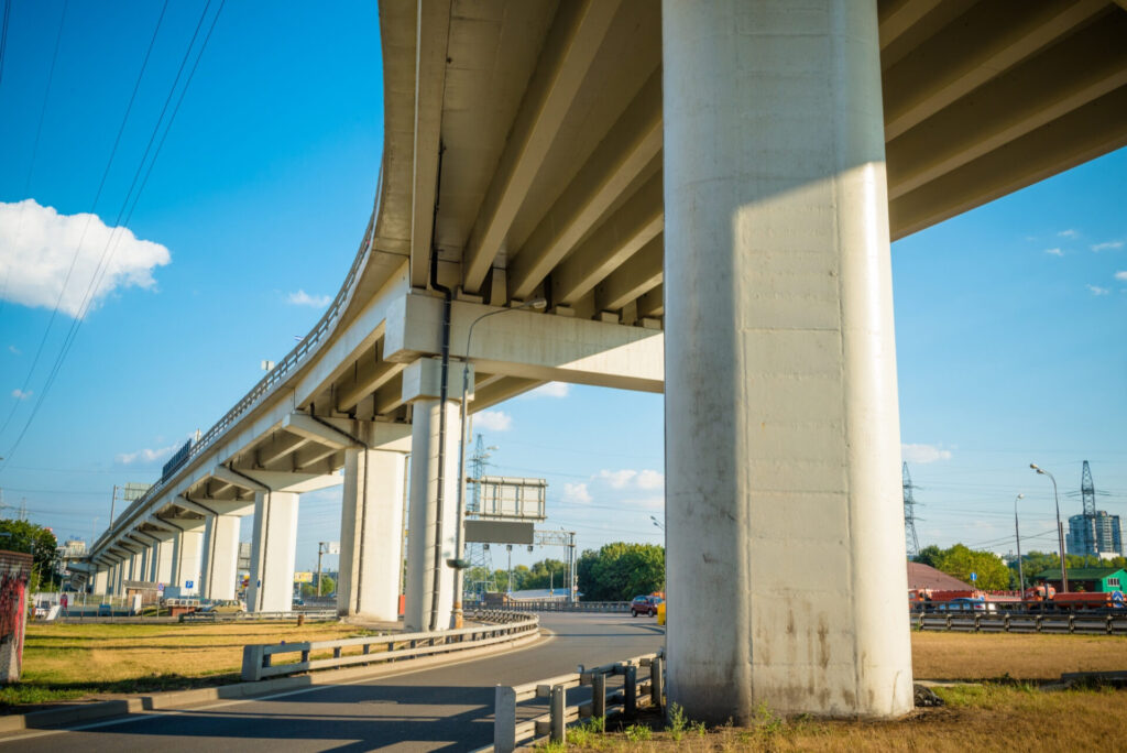 Ferralla y mallazo en infraestructuras viales: refuerzo clave en carreteras y puentes